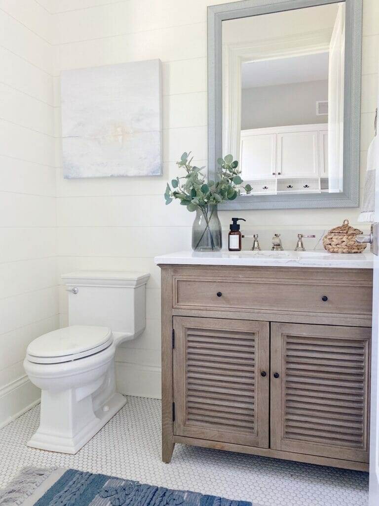 Ideas for Decorating a Bathroom on a Budget